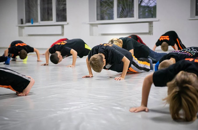 Тренировка растяжки на полу